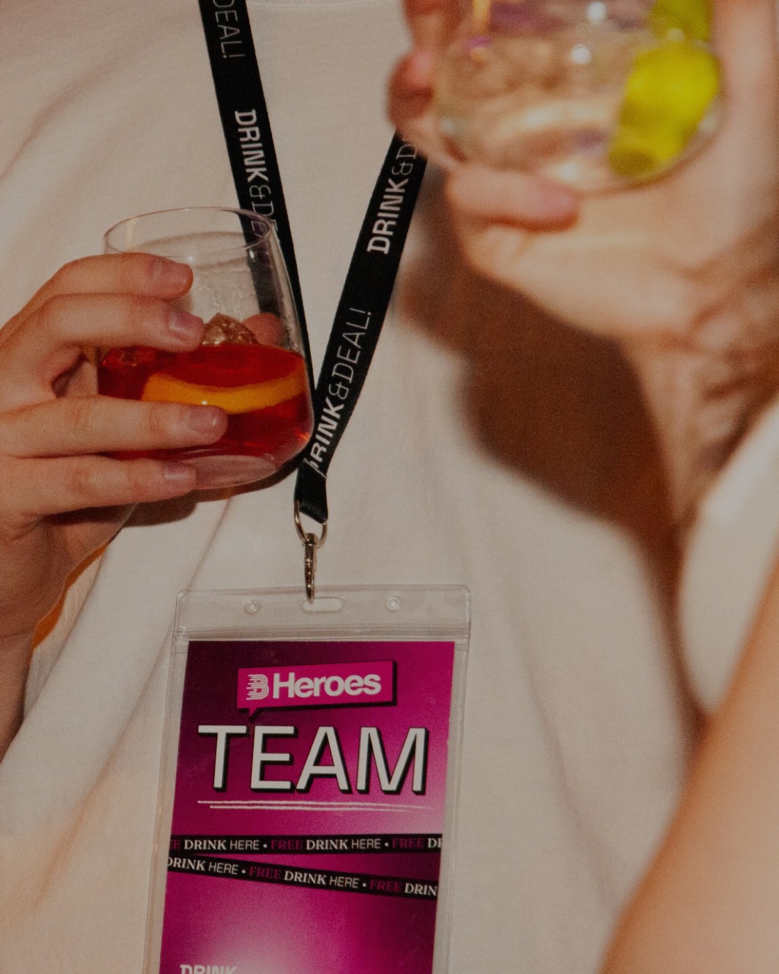 A cocktail and a DRINK&DEAL! lanyard