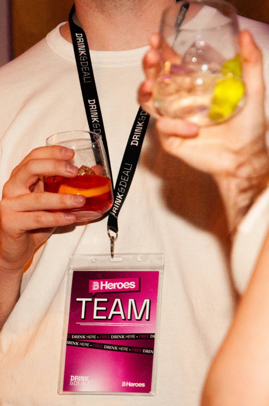 A cocktail and a DRINK&DEAL! lanyard