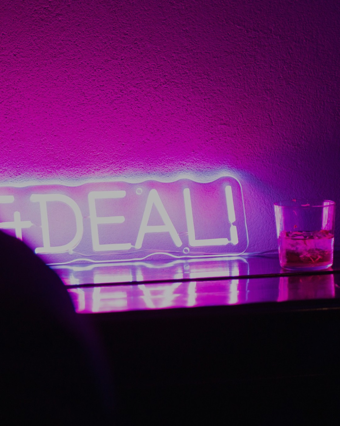 The DEAL! neon with a drink